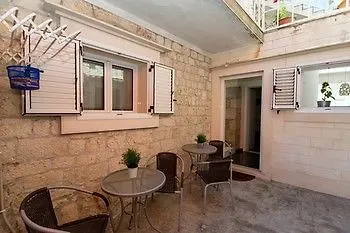 Apartments And Rooms Marino 트로기르